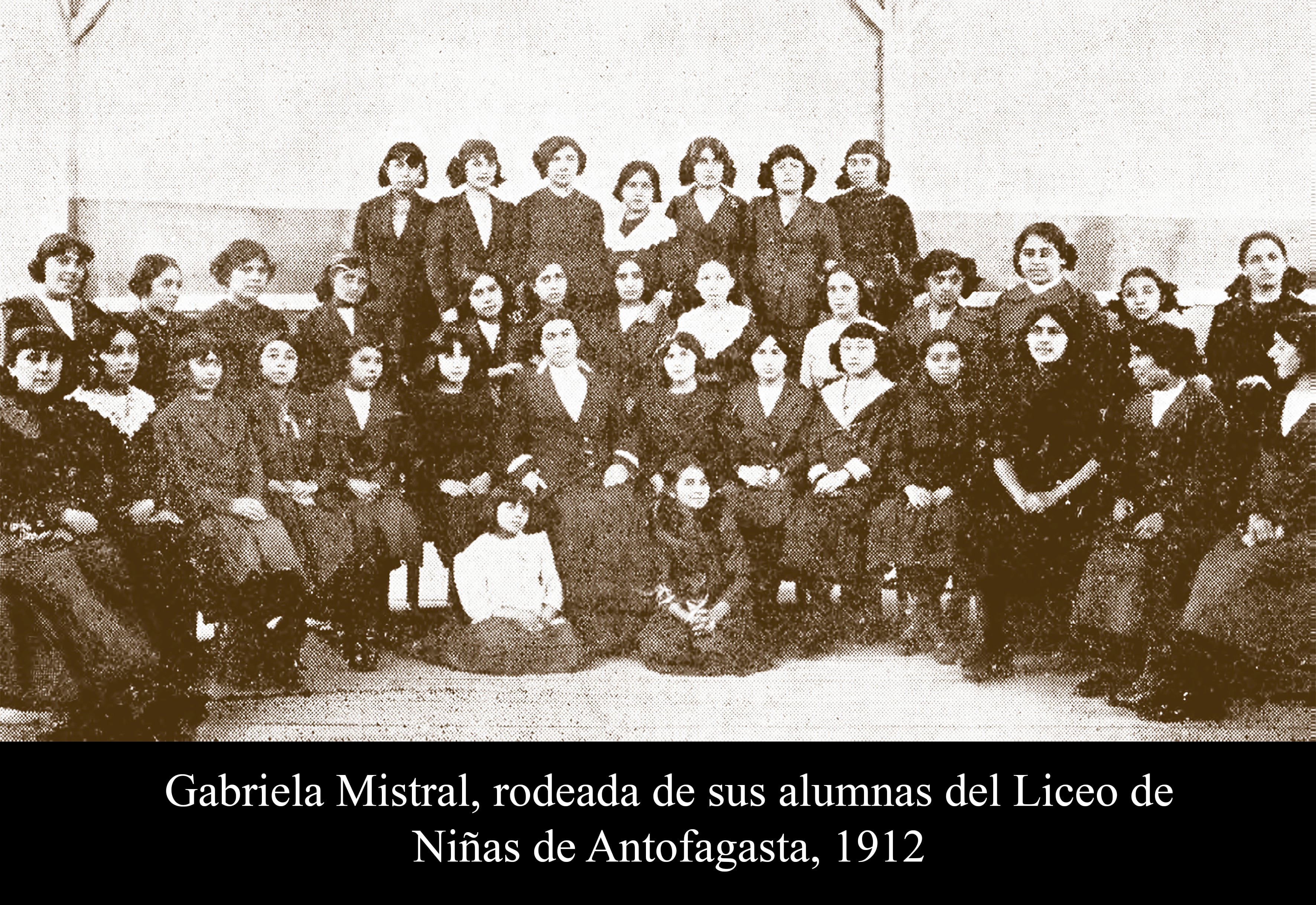 Gabriela Mistral, rodeada de sus alumnas del Liceo de Ni&ntilde;as 1912