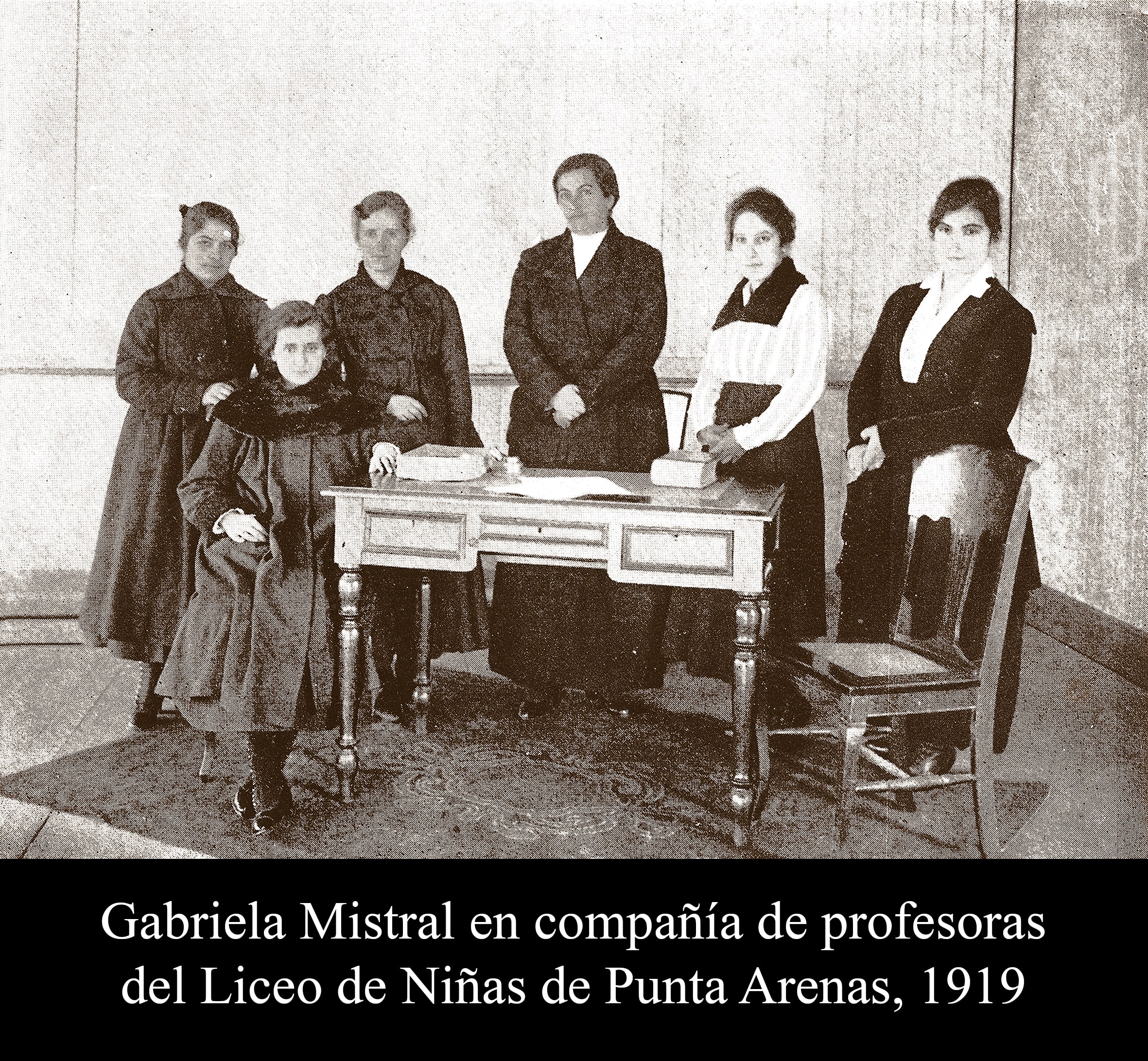 Gabriela Mistral en compa&ntilde;&iacute;a de profesoras del Liceo de Ni&ntilde;as de Punta Arenas, 1919