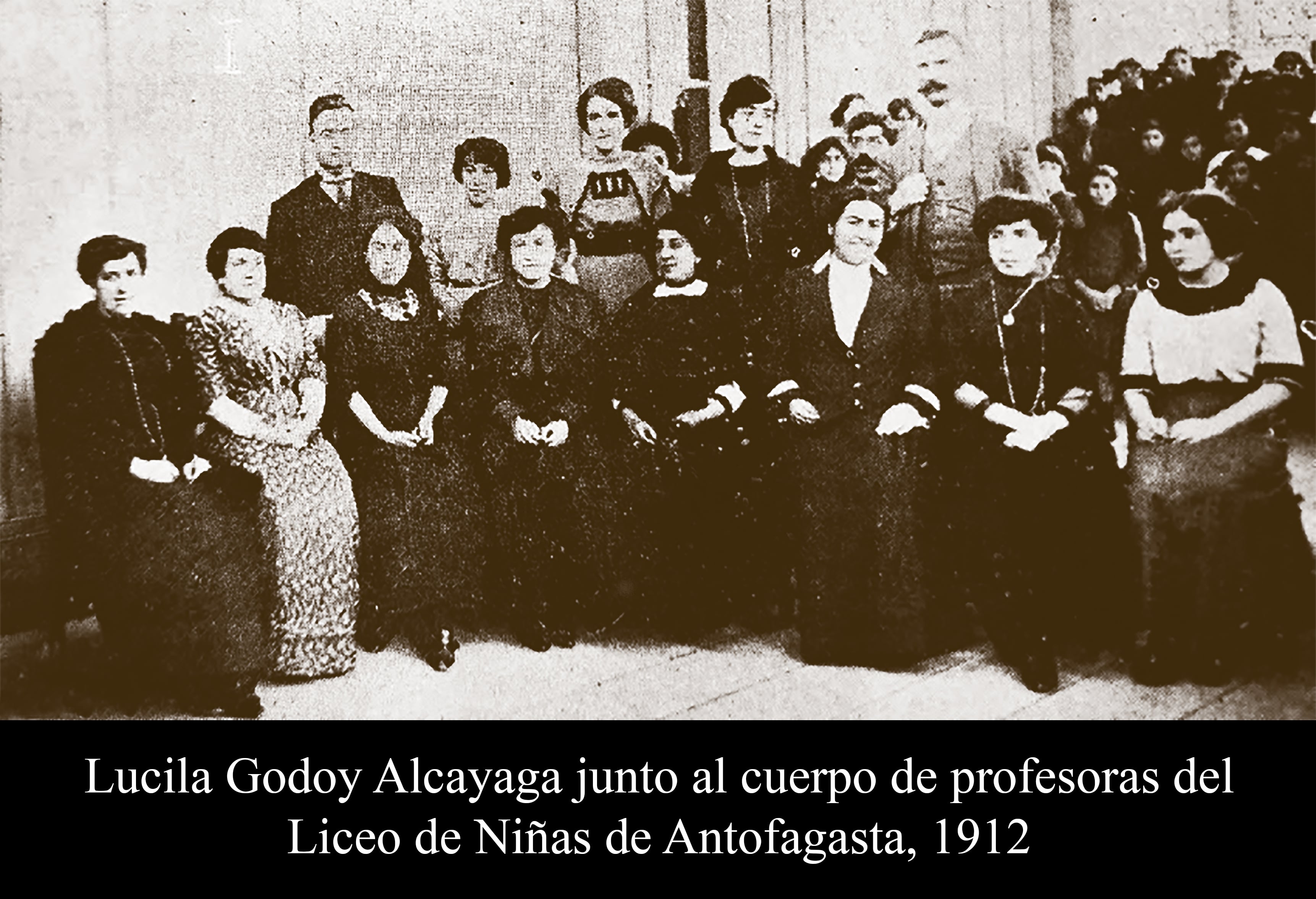 Lucila Godoy Alcayaga junto al cuerpo de profesoras del Liceo de Ni&ntilde;as de Antofagasta