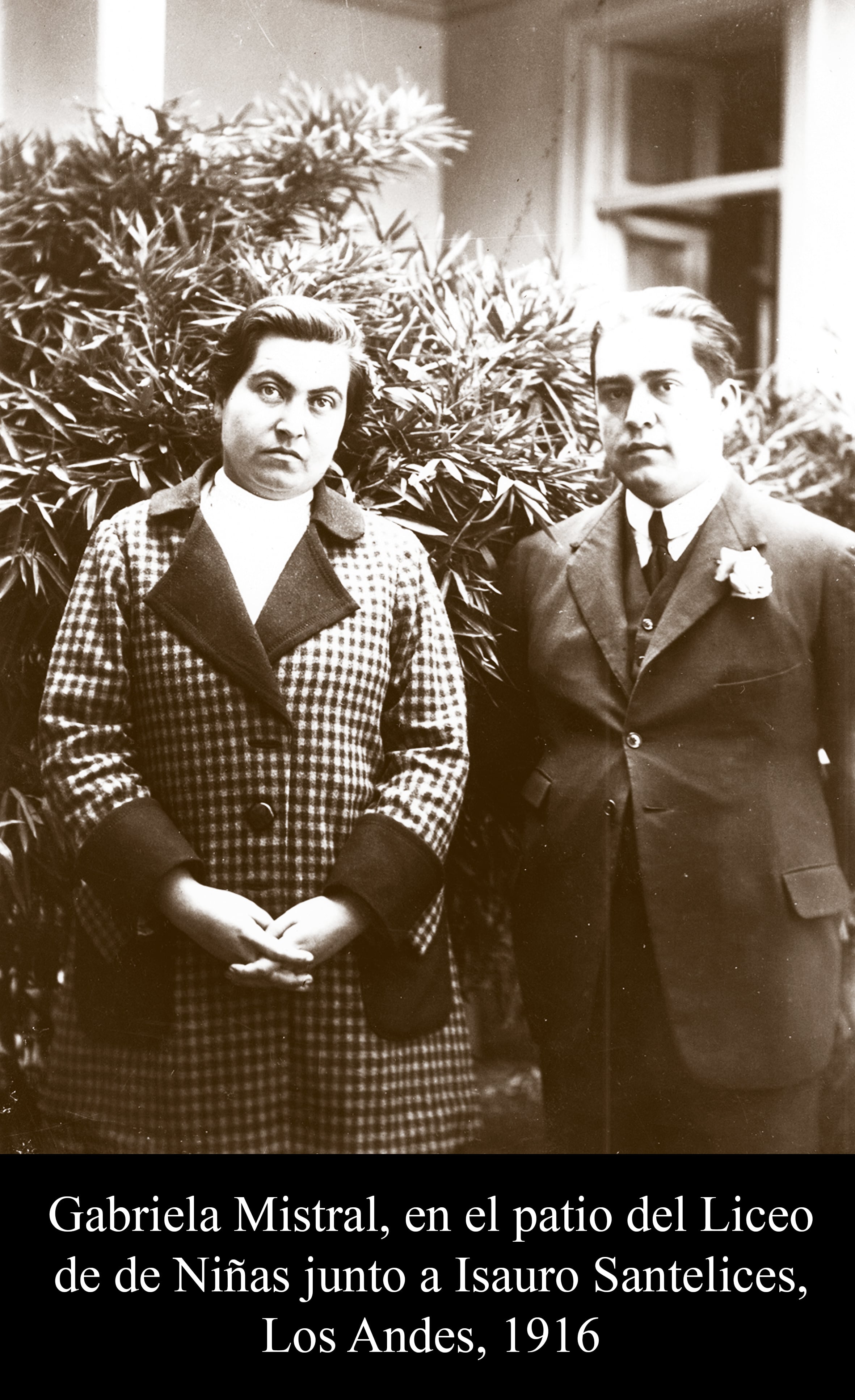 Gabriela Mistral en el patio del Liceo de de Ni&ntilde;as junto a Isauro Santelices, Los Andes 1916